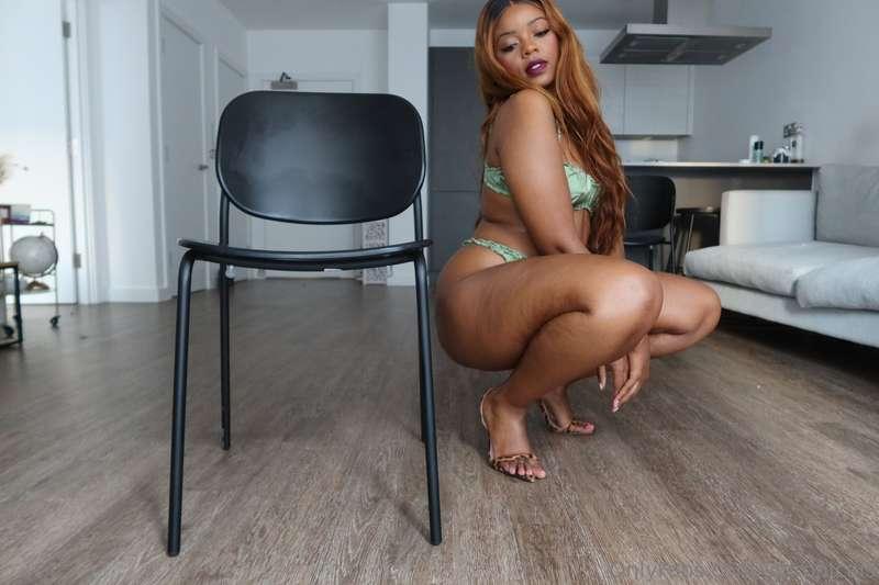 POV : You're sat on the chair 👅😏