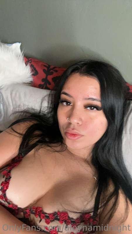 Watch my sexy ass strip out of this lingerie set 😻 I bent ov..