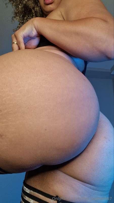 You won't be able to resist your Stepmom's ass! 🍑