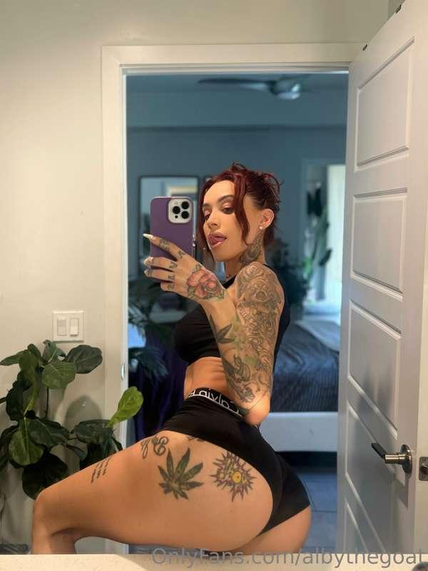 This ass needs all of your attention this moaning 👅