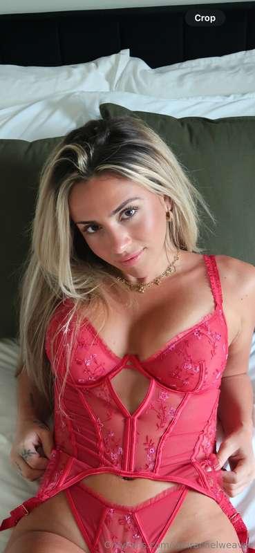 hii:) can’t sleep wyd?message me what you think of this pic ..