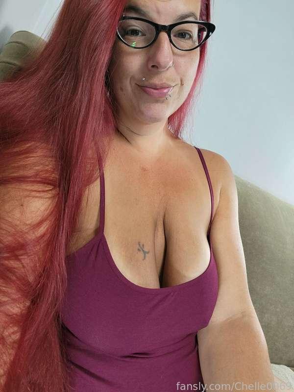 GOOD MORNING! 🌞
I'm feeling better today than yesterday but still can't breathe out my nose 😅 Luckily less sniffles but now I'm stuffed up 🤧 Felt like today was a good 'fuck a bra' day 🤷‍♀️ At least I brushed my hair today!!
#redhead #MILF #tanlines #cleavage