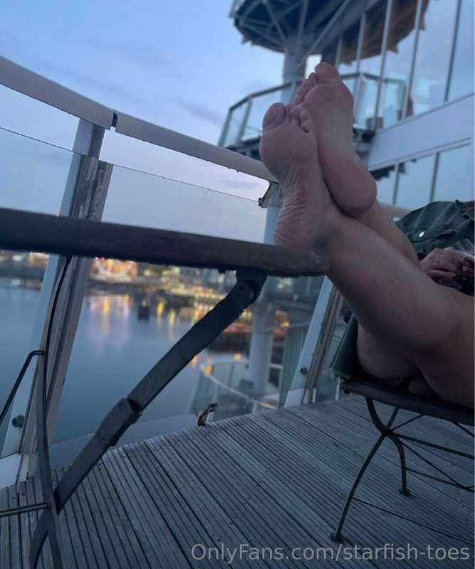 Relaxing on the balcony 👣
