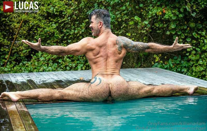 Poolside splits 🧘‍♂️