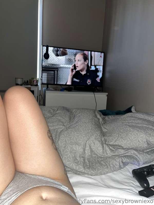 Just chilling here, anyone want to entertain me hehe, chats ..
