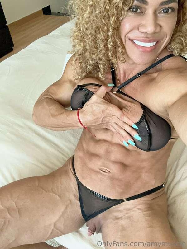 Lick my abs then suck my clit