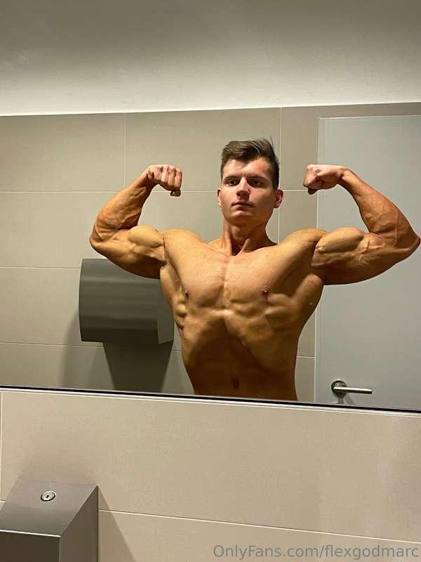 Close up fat free posing 😈 Your greek good shredded to the b..