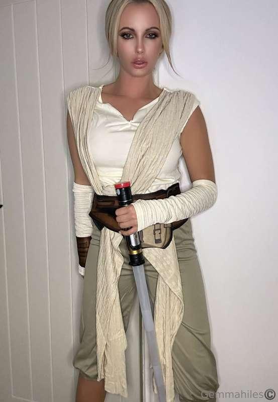 Teach me how to wield your lightsaber, Master 🖤