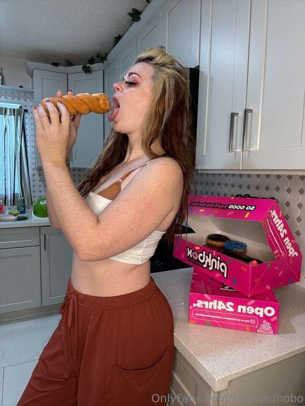 Having some fun with donuts in my @freckledplus account!  Le..