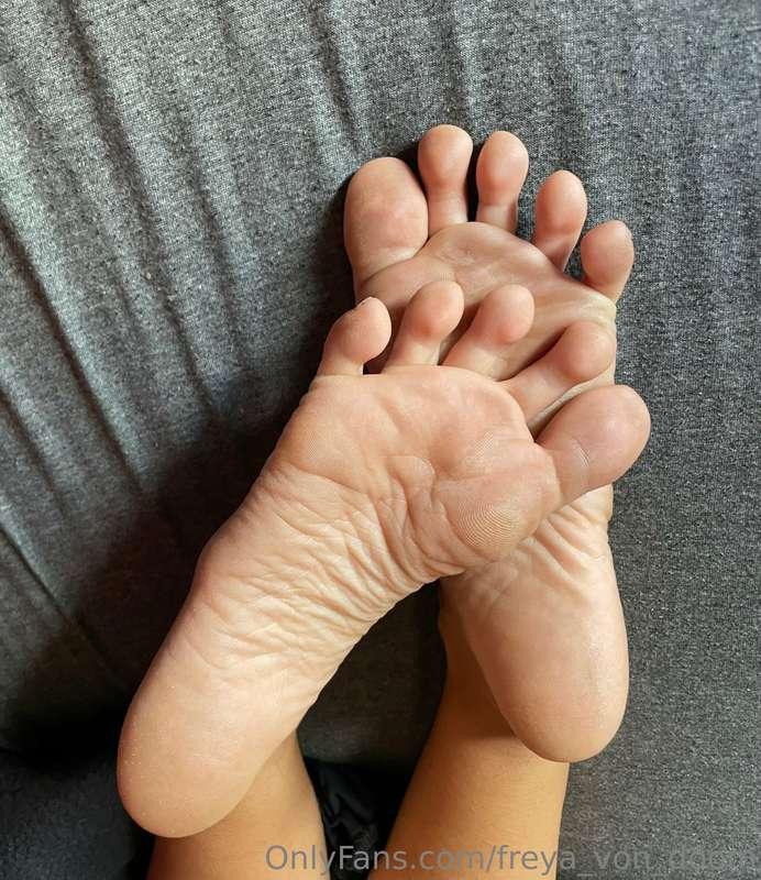 What would you do with these tiny dirty feet 👣😏😈