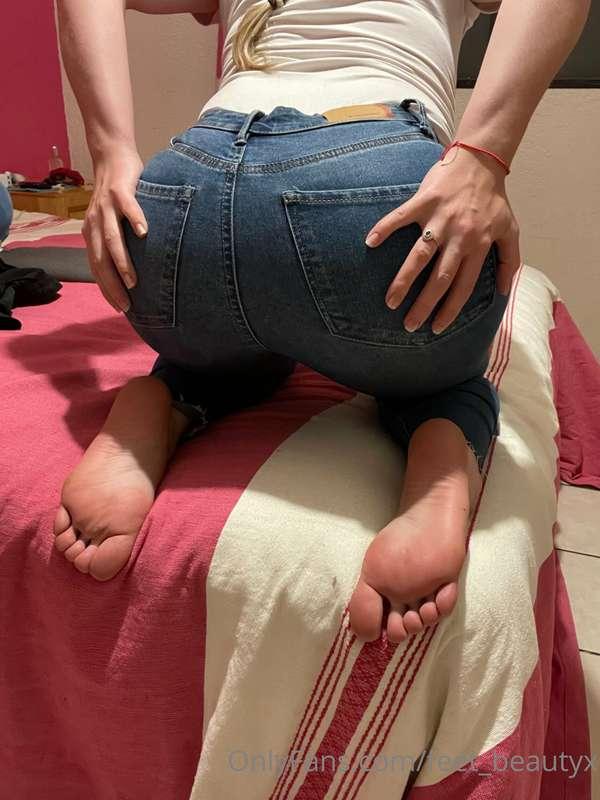 Love showing my big peach and feet when wearing jeans 😍 feel..