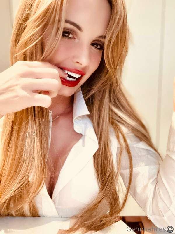 Do you like me better in red lips?😉💋