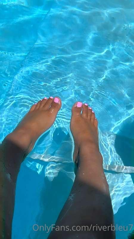 taking pool boy applications, apply in DMs 👅💦