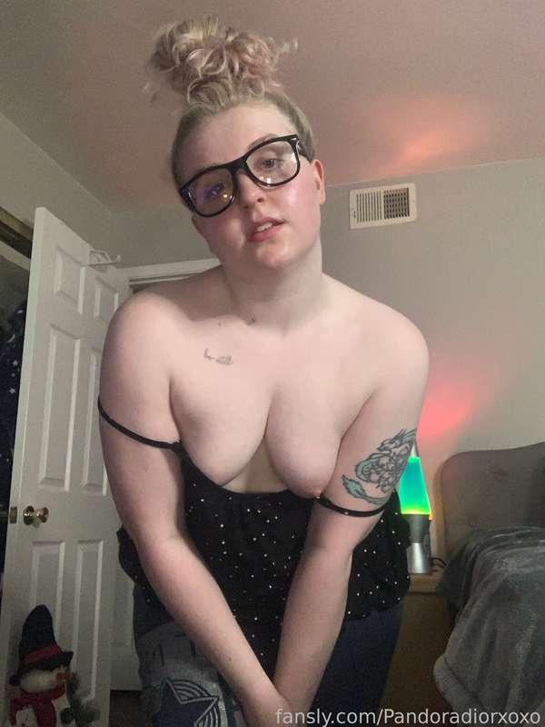 I wanna crawl out of my clothes for you 

https://fans.ly/r/Pandoradiorxoxo

#fyp #nerd #glasses #nerdy #blonde #pale #alternativegirls #altgirls #alt #tatted #tattoos #pandoradior #pandora #dior #thick #curvy #angel 