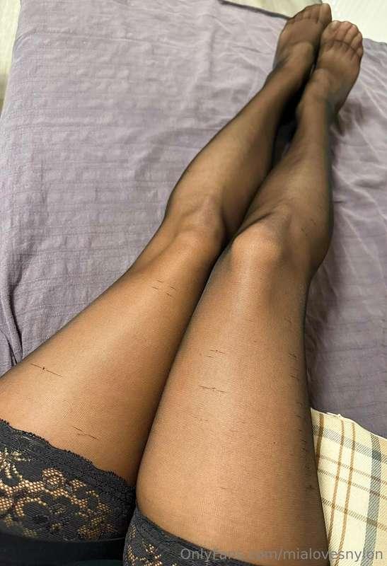 Today a relaxed movie sunday In my black stockings 💋 