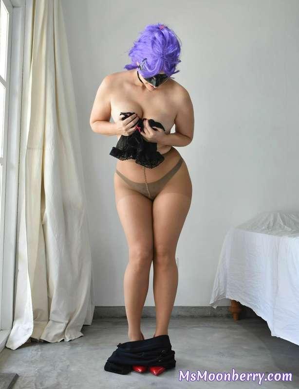 [SET OF 23 PREMIUM PHOTOS] The skirt is down, but there is m..