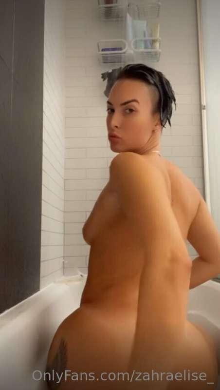 Showering time is always sexy with me. DM me for more sexy w..