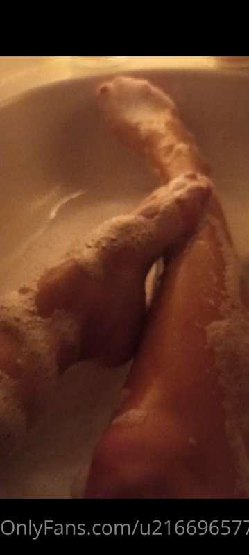 Hot steamy bubble bath treating my feet 😌 👌🦵