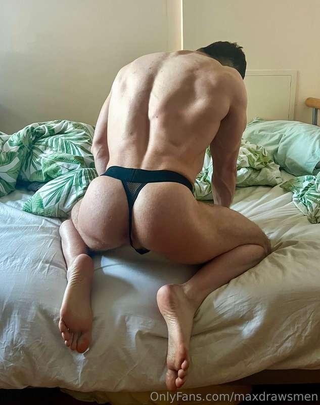 Thong, looking for tongue 👅 