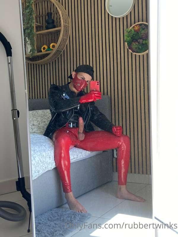 Waiting for you to come suck me 😈