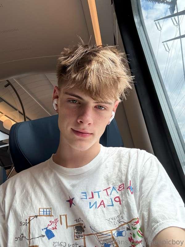 Some journeys are more about the view than the destination.🚊..