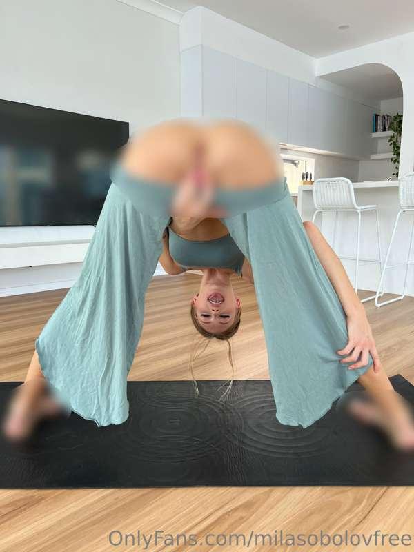 Upside down Mila + pussy spreading 😇