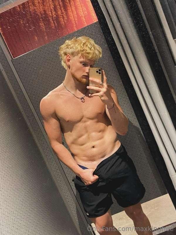 This athletic blond boy @goldenboyliamx wants to share his h..