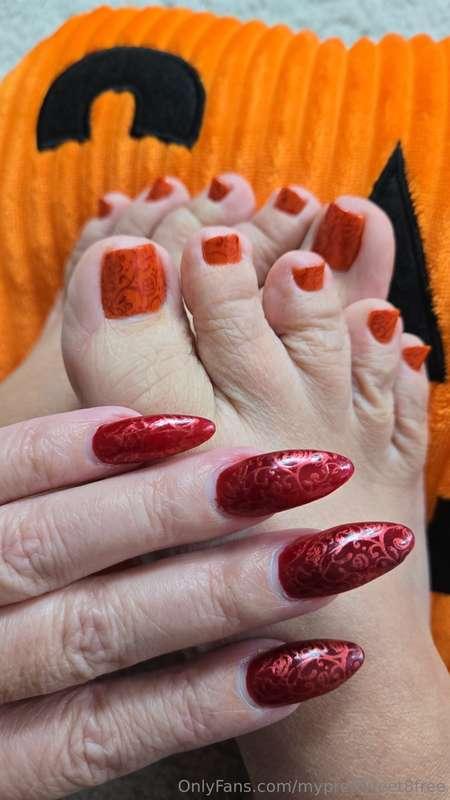 Splash my new pedi at @myprettyfeet8