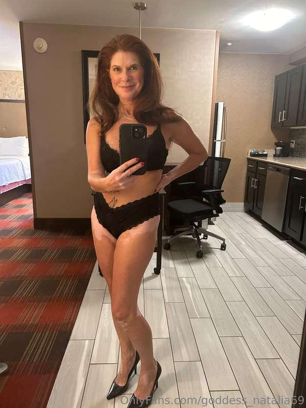 I am at the hotel waiting for my Bull 🍆 to arrive💦