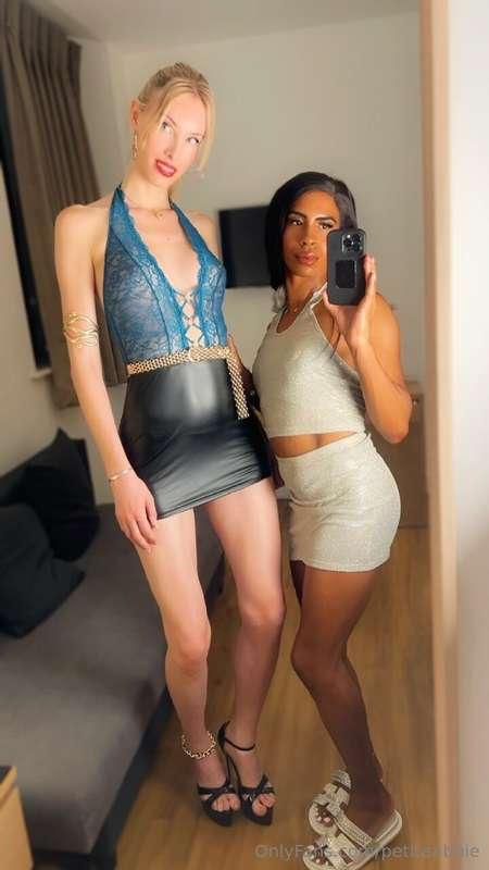 We need someone in between us!! 👩‍❤️‍💋‍👩😈