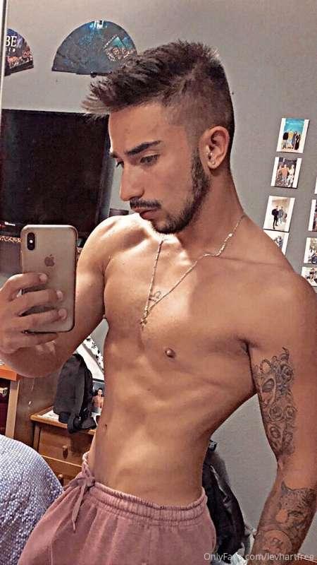 Más contenido +18 en @levhart 😈