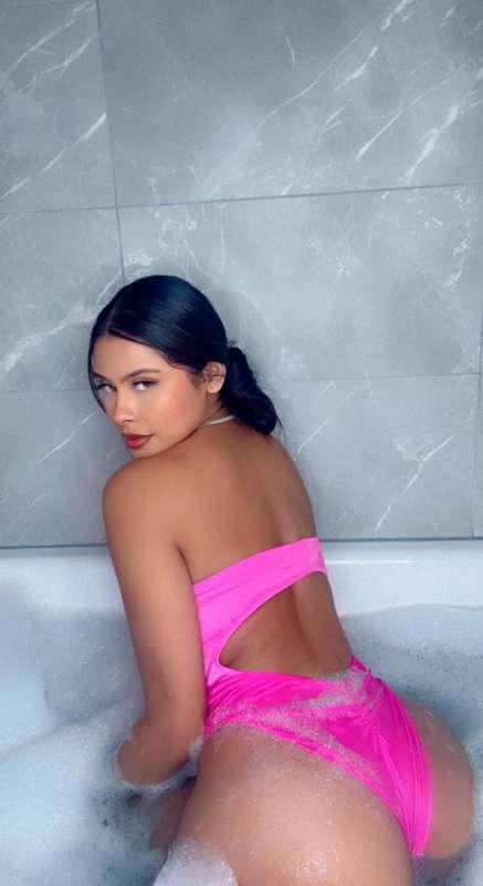 Pretty in pink 😏😘 click the pic