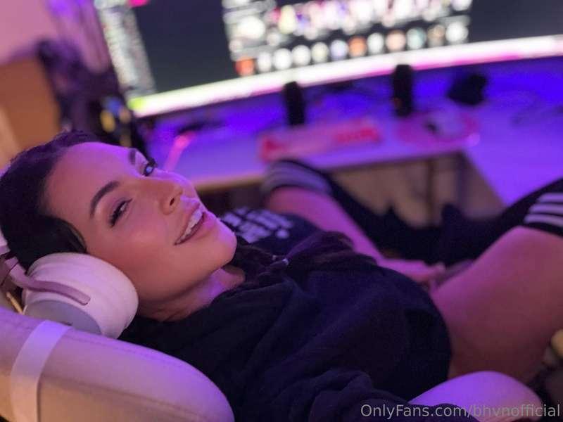 Guess who stayed up gaming last night💋
