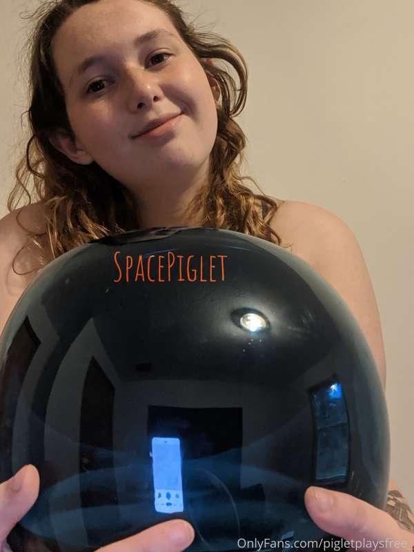 Among Us Cosplay anyone? 

Free nude photoset going up on my..