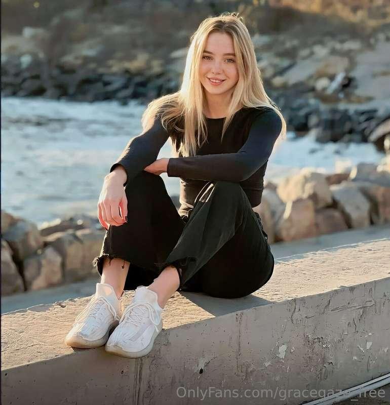 𝗙𝗥𝗘𝗘 𝗢𝗡𝗟𝗬 𝗡𝗢𝗪🤗@sasha_stones 🤗 Do you think she's not wearing..