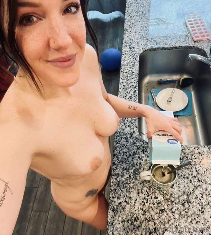 Just how I love my morning coffee. Happy Monday to you! ☀️💋