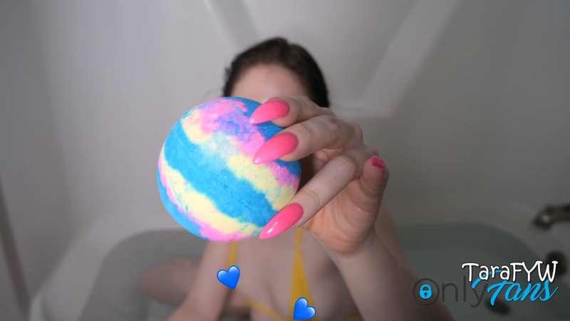 To kick off the 420 season, let's review another LUSH bath b..