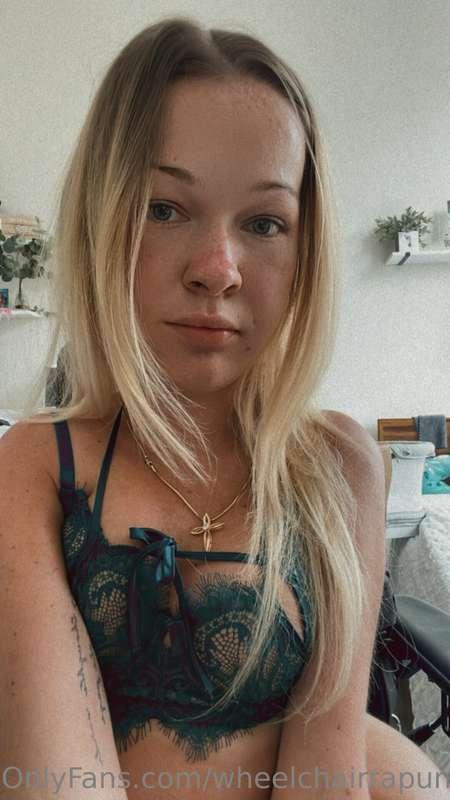 Found this lingerie in my closet & felt sexy 🌻
