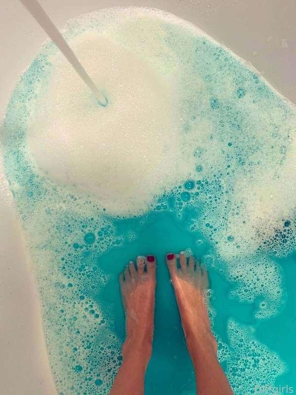 I'm in the shower right now. I can have some fun with you later😉

#shower #feet #fyp