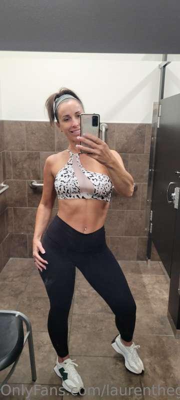 Gym time... booty, abs & cardio today! 💪 Ya'll dm me some ma..