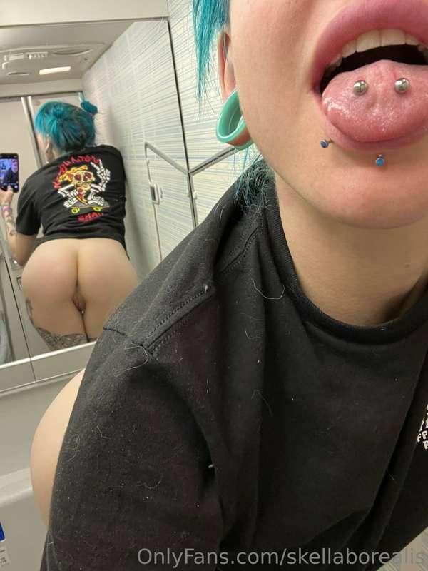 Idk why I only took pussy pics this plane ride. I guess I wa..