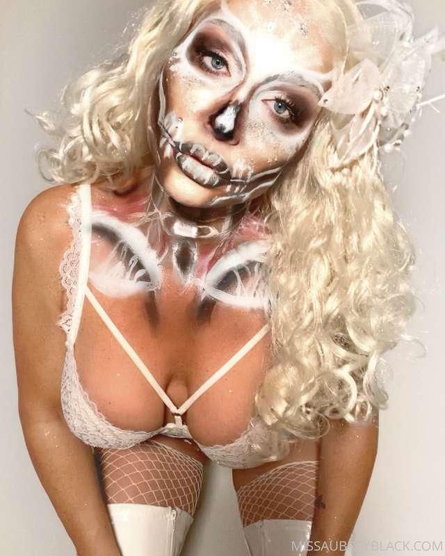 Here’s my 3rd look for Halloween 2021. Would you like the so..