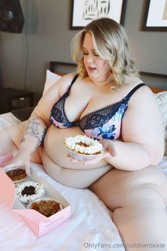 Piggy eating pies in bed 🐷