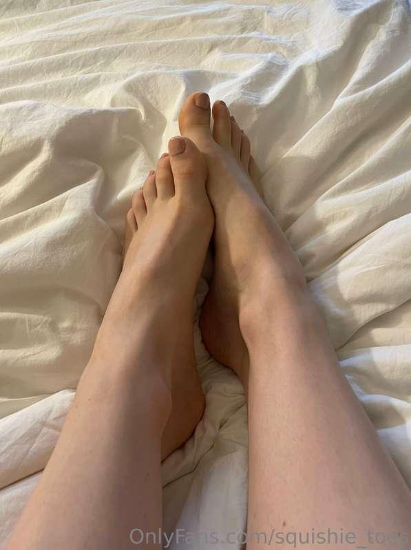 Morning session 🤤👣 see my full legs and feet on the second p..