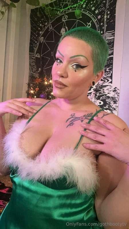 If you’re seeing this, how do you like my green hair? 🎄  Joi..