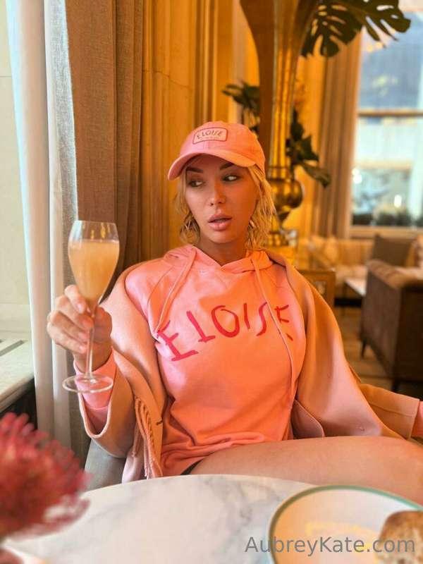 What does it look like in thinking about 🥰😊💕?