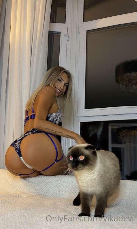 Would you like to stroke my pussy? 😻🤤