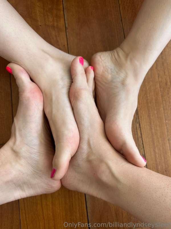 Foot hugs 🦶🏻 🦶🏻 