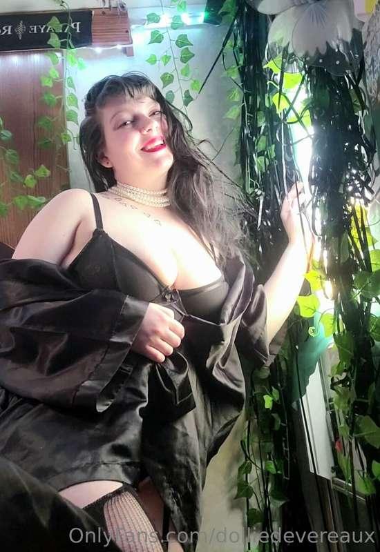 Hello my sweet spookies! 🖤 
I needed to take a little me tim..