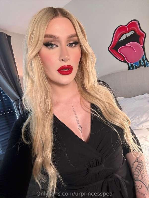 💋💋💋 I know you love a red lip as much as me 😈